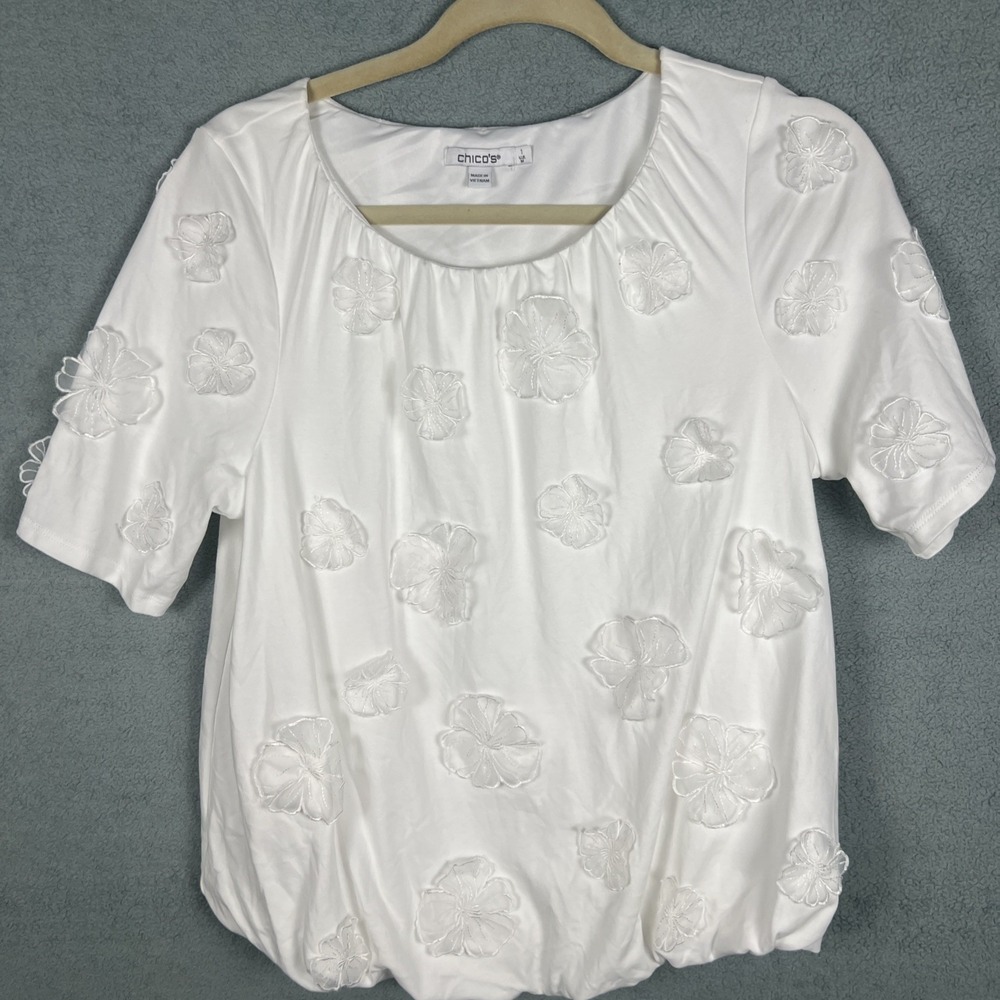 Chico's Women Appliqué Blouse Top Sz 1 Short Sleeve Lined Elastic Hem